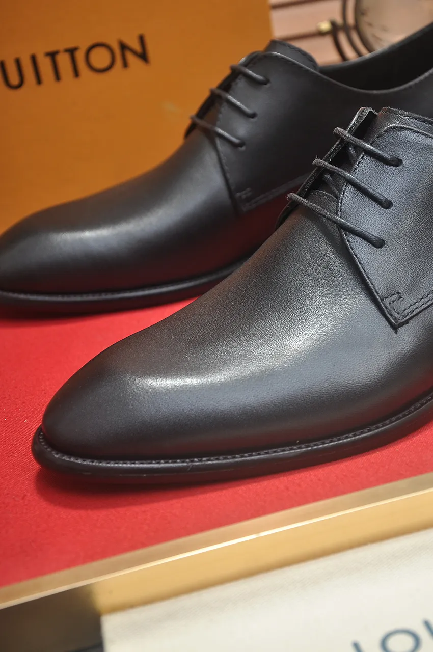 Men's men's shoes 💰540💶 [LV] (original single cowhide lining) 🍀LV's latest genuine leather business suit shoes are launched simultaneously on the official website. The first-layer cowhide imported from Italy is made of heavy gold, 💥official website 1:1 rubber outsole. Versatile to wear, high-end without losing class, and the color combination is extraordinary. This four-season style is alluring when worn on your feet, showing off your big-name flair. Standard code 38-45 (45 customized)